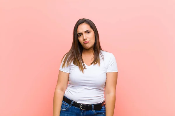 Jovem Mulher Hispânica Bonita Sentindo Triste Choramingas Com Olhar Infeliz — Fotografia de Stock