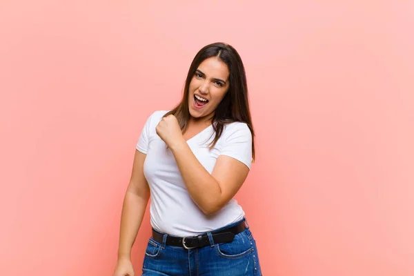 Joven Mujer Bastante Hispana Sintiéndose Feliz Positiva Exitosa Motivada Cuando — Foto de Stock