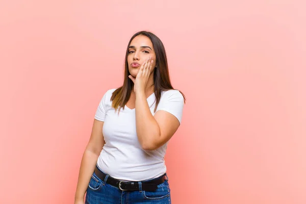 Giovane Bella Donna Ispanica Sensazione Scioccato Stupito Tenendo Faccia Faccia — Foto Stock