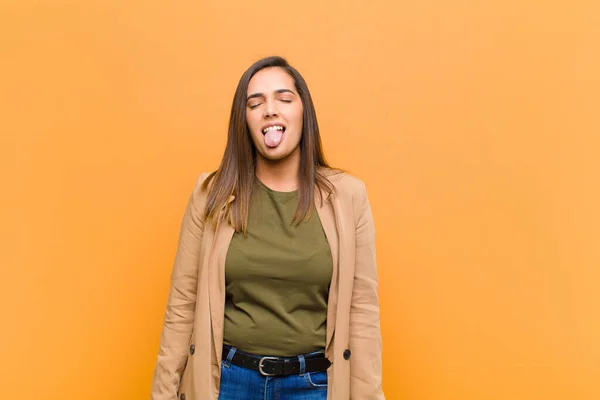 Joven Bonita Mujer Con Actitud Alegre Despreocupada Rebelde Bromeando Sacando —  Fotos de Stock