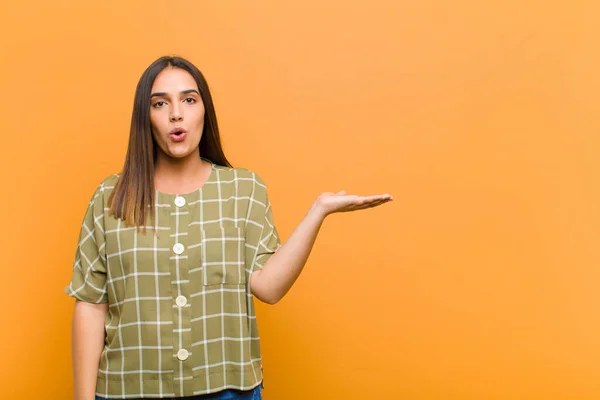 Joven Bonita Mujer Mirando Sorprendida Conmocionada Con Mandíbula Caída Sosteniendo —  Fotos de Stock