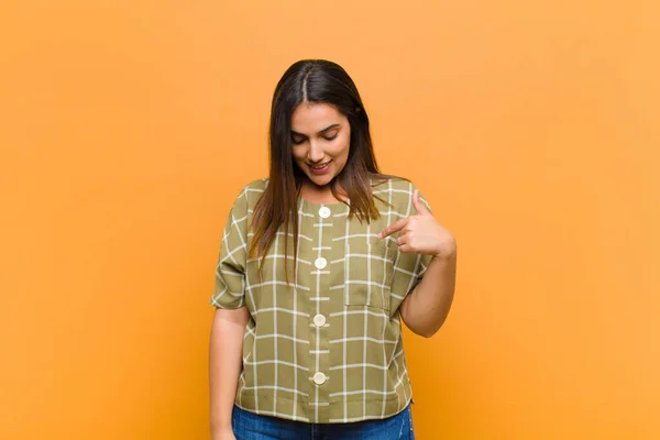 Jonge Mooie Vrouw Glimlachen Vrolijk Terloops Naar Beneden Kijken Wijzen — Stockfoto