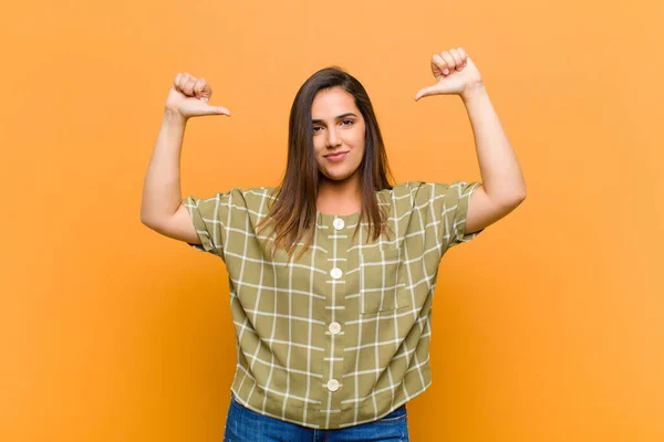 Jovem Bonita Mulher Sentindo Orgulhoso Arrogante Confiante Olhando Satisfeito Bem — Fotografia de Stock