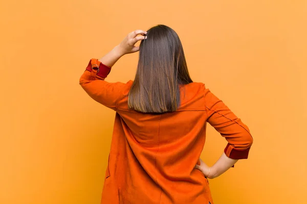 Jovem Mulher Bonita Sentindo Sem Noção Confuso Pensando Uma Solução — Fotografia de Stock