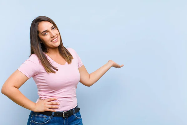 Joven Bonita Mujer Sintiéndose Feliz Alegre Sonriendo Dándote Bienvenida Invitándote —  Fotos de Stock