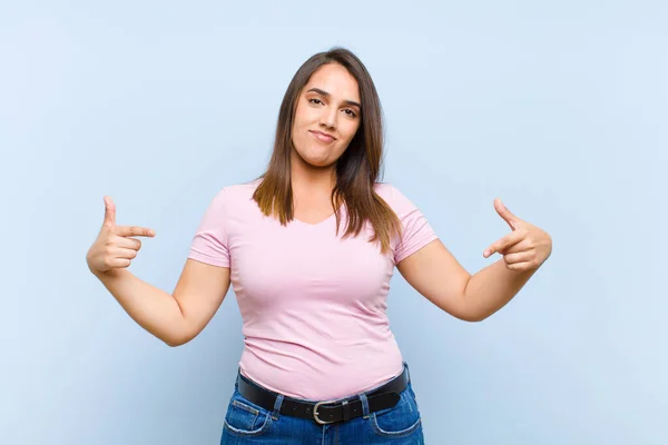 Ung Vacker Kvinna Ser Stolt Arrogant Glad Förvånad Och Nöjd — Stockfoto