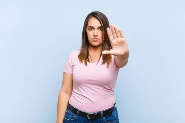 Joven Bonita Mujer Mirando Serio Severo Disgustado Enojado Mostrando Palmera — Foto de Stock