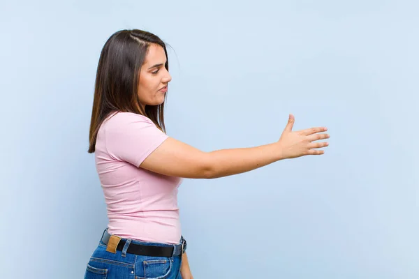 Jonge Mooie Vrouw Glimlachen Groeten Het Aanbieden Van Een Hand — Stockfoto