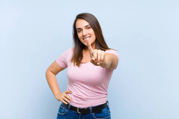 Joven Bonita Mujer Sonriendo Orgullosamente Con Confianza Haciendo Número Uno —  Fotos de Stock