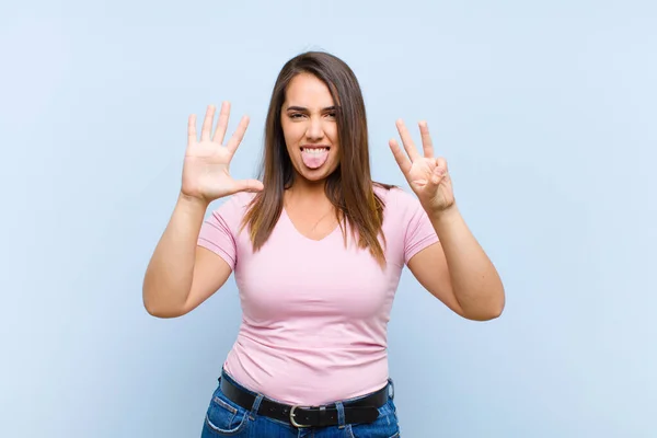 Jovem Mulher Bonita Sorrindo Olhando Amigável Mostrando Número Oito Oitavo — Fotografia de Stock