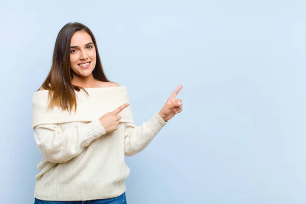 Joven Bonita Mujer Sonriendo Felizmente Apuntando Hacia Lado Hacia Arriba —  Fotos de Stock