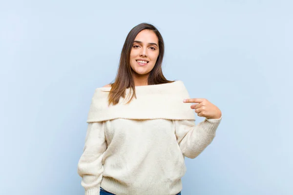 Joven Bonita Mujer Mirando Feliz Orgulloso Sorprendido Alegremente Apuntando Mismo —  Fotos de Stock