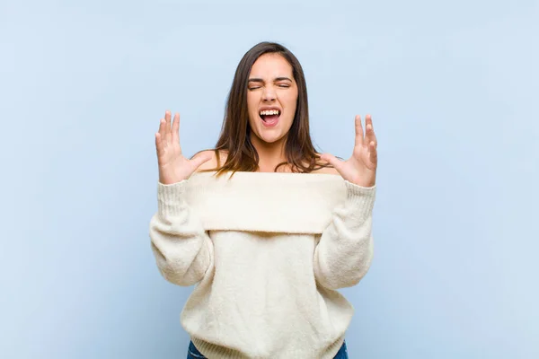 Ung Vacker Kvinna Rasande Skriker Känner Sig Stressad Och Irriterad — Stockfoto