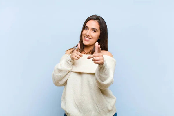 Junge Hübsche Frau Mit Positiver Erfolgreicher Glücklicher Haltung Die Die — Stockfoto