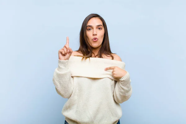 Jovem Bonita Mulher Sentindo Orgulhoso Surpreso Apontando Para Auto Confiança — Fotografia de Stock