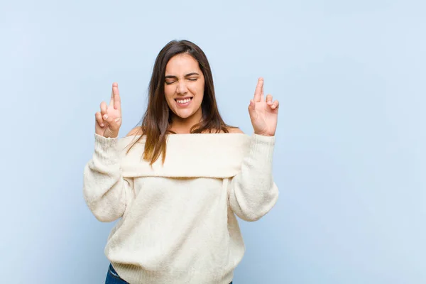 Jovem Mulher Bonita Sorrindo Ansiosamente Cruzando Ambos Dedos Sentindo Preocupado — Fotografia de Stock