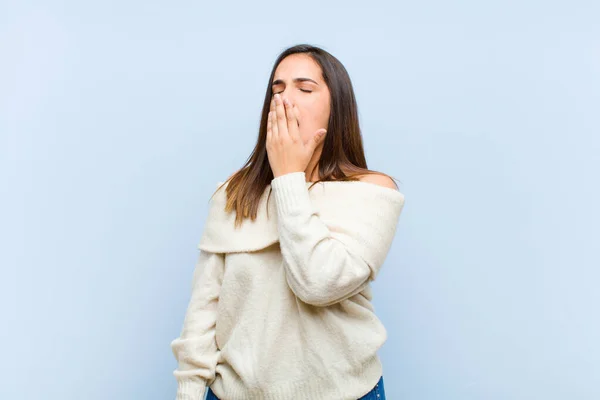 Giovane Bella Donna Sbadiglia Pigramente Mattina Presto Sveglia Guardando Assonnato — Foto Stock