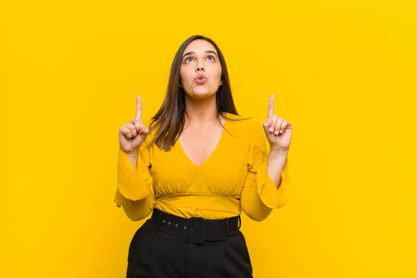 Young Pretty Woman Looking Shocked Amazed Open Mouthed Pointing Upwards — Stock Photo, Image