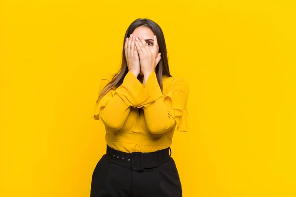 Junge Hübsche Frau Die Sich Ängstlich Oder Peinlich Berührt Fühlt — Stockfoto