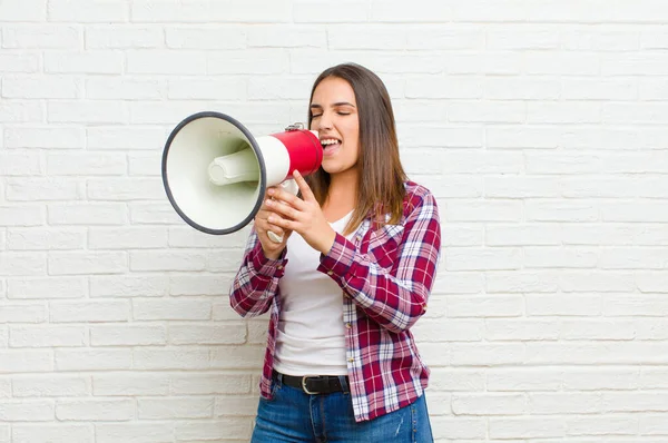 Mujer Bonita Joven Con Megáfono Contra Textura Pared Ladrillo —  Fotos de Stock