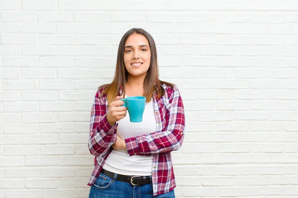 Jovem Mulher Bonita Com Café Contra Textura Parede Tijolo — Fotografia de Stock