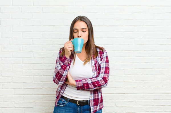 Jong Mooi Vrouw Met Een Koffie Tegen Baksteen Muur Textuur — Stockfoto