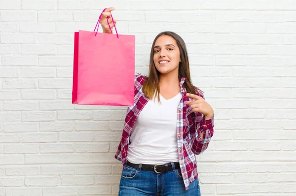 Mujer Bonita Joven Con Bolsas Compras Contra Textura Pared Ladrillo —  Fotos de Stock