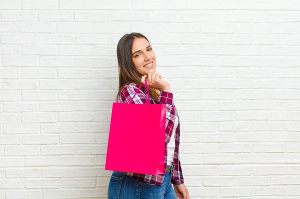 Mujer Bonita Joven Con Bolsas Compras Contra Textura Pared Ladrillo —  Fotos de Stock