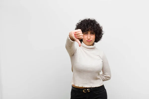 Jovem Afro Bonita Mulher Sentindo Cruz Irritado Irritado Decepcionado Descontente — Fotografia de Stock