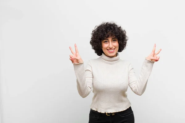 Giovane Bella Donna Afro Sorridente Guardando Felice Amichevole Soddisfatto Gesticolando — Foto Stock