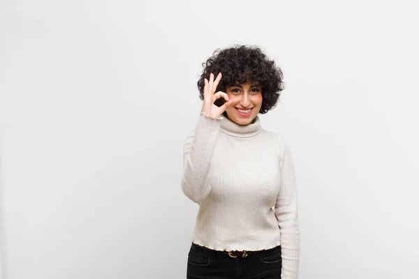 Giovane Bella Donna Afro Sentirsi Felice Rilassato Soddisfatto Mostrando Approvazione — Foto Stock