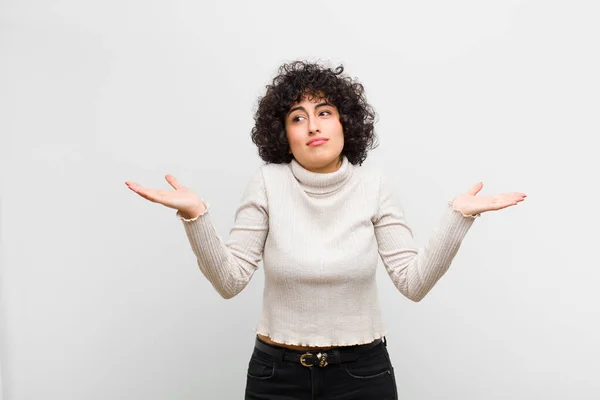 Ung Söt Afro Kvinna Ser Förbryllad Förvirrad Och Stressad Undrar — Stockfoto