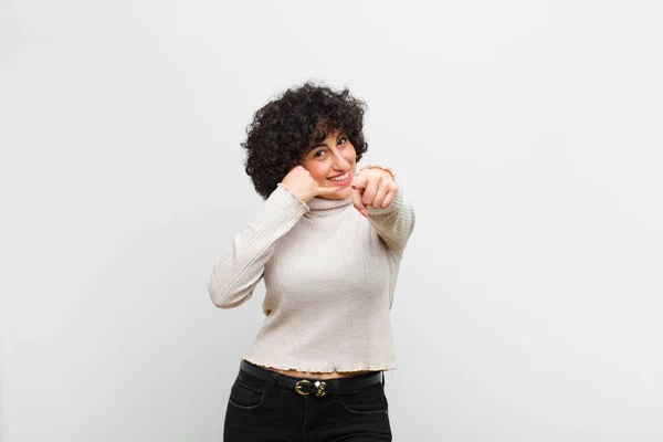 Giovane Bella Afro Donna Sorridente Allegramente Indicando Fotocamera Mentre Effettua — Foto Stock