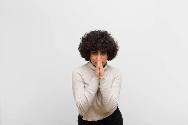 Νεαρή Όμορφη Αφρο Γυναίκα Αισθάνεται Ανήσυχος Αισιόδοξος Και Θρήσκος Προσεύχεται — Φωτογραφία Αρχείου