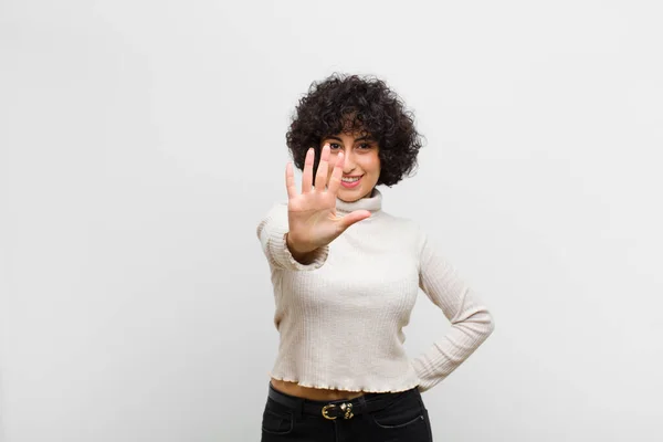 Jovem Bonita Afro Mulher Sorrindo Olhando Amigável Mostrando Número Cinco — Fotografia de Stock