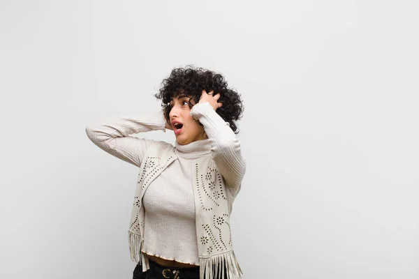 Giovane Bella Donna Afro Con Bocca Aperta Guardando Inorridito Scioccato — Foto Stock