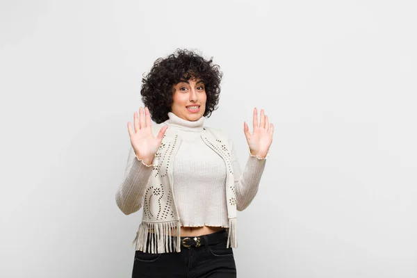 Ung Söt Afro Kvinna Ser Nervös Orolig Och Orolig Säger — Stockfoto