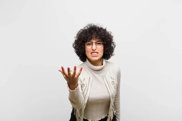 Ung Söt Afro Kvinna Ser Arg Irriterad Och Frustrerad Skrikande — Stockfoto