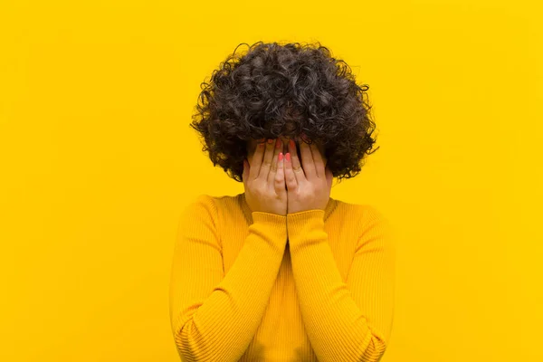 Jovem Bonita Afro Mulher Sentindo Triste Frustrado Nervoso Deprimido Cobrindo — Fotografia de Stock