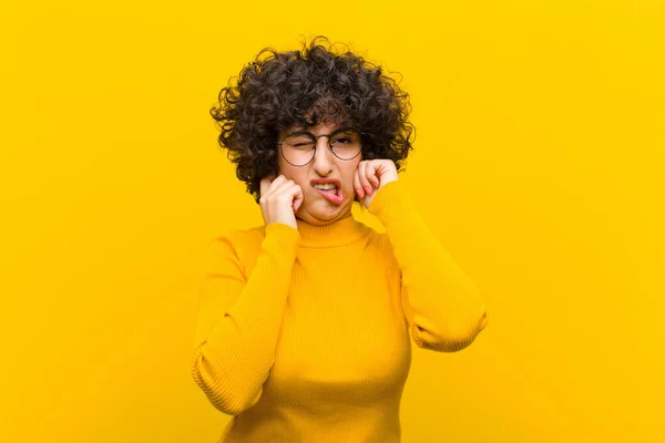 Giovane Donna Piuttosto Afro Cercando Arrabbiato Stressato Infastidito Coprendo Entrambe — Foto Stock