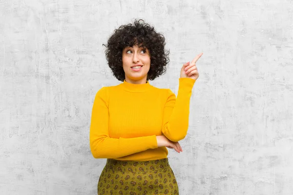 Ung Söt Afro Kvinna Ler Glatt Och Tittar Sidledes Undrar — Stockfoto