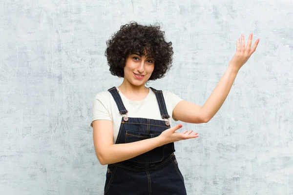 Ung Söt Afro Kvinna Ler Stolt Och Tryggt Känner Sig — Stockfoto