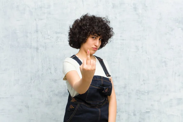 Ung Söt Afro Kvinna Känner Sig Arg Irriterad Upprorisk Och — Stockfoto