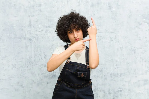 Giovane Bella Donna Afro Guardando Impaziente Arrabbiato Indicando Orologio Chiedendo — Foto Stock