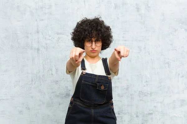 Joven Bastante Afro Mujer Señalando Hacia Adelante Cámara Con Los — Foto de Stock