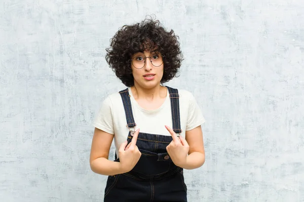 Giovane Bella Afro Donna Che Punta Con Uno Sguardo Confuso — Foto Stock