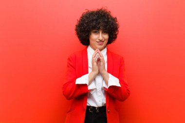 Genç, güzel, afro bir kadın kötü bir plan yaparken ya da bir numara düşünürken gururlu, yaramaz ve kibirli hissediyor.