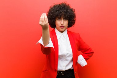 Genç, güzel afro kadın kapiş ya da para hareketi yapıyor, sana borçlarını ödemeni söylüyor.!