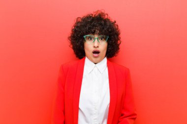 Genç, güzel afro kadın korkmuş ve şok olmuş hissediyor, ağzı açık şaşkınlık içinde.