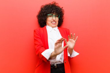 Genç, güzel afro kadın iğreniyor ve midesi bulanıyor. Pis kokan ya da kokan bir şeyden kaçıyor. İğrenç diyor.